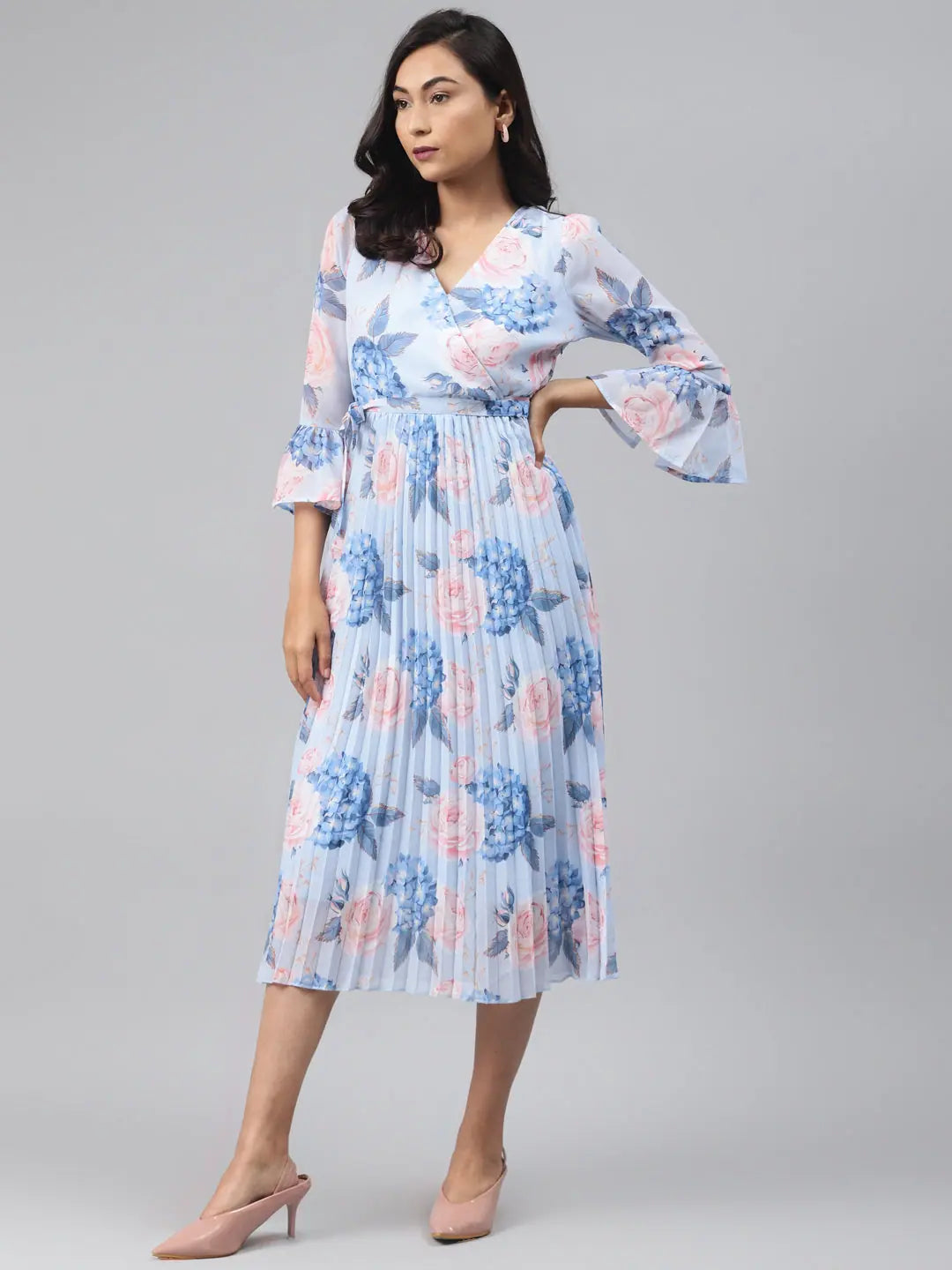 Women's Effortless Casual Outfit Light Blue Floral Pleated Midi Dress