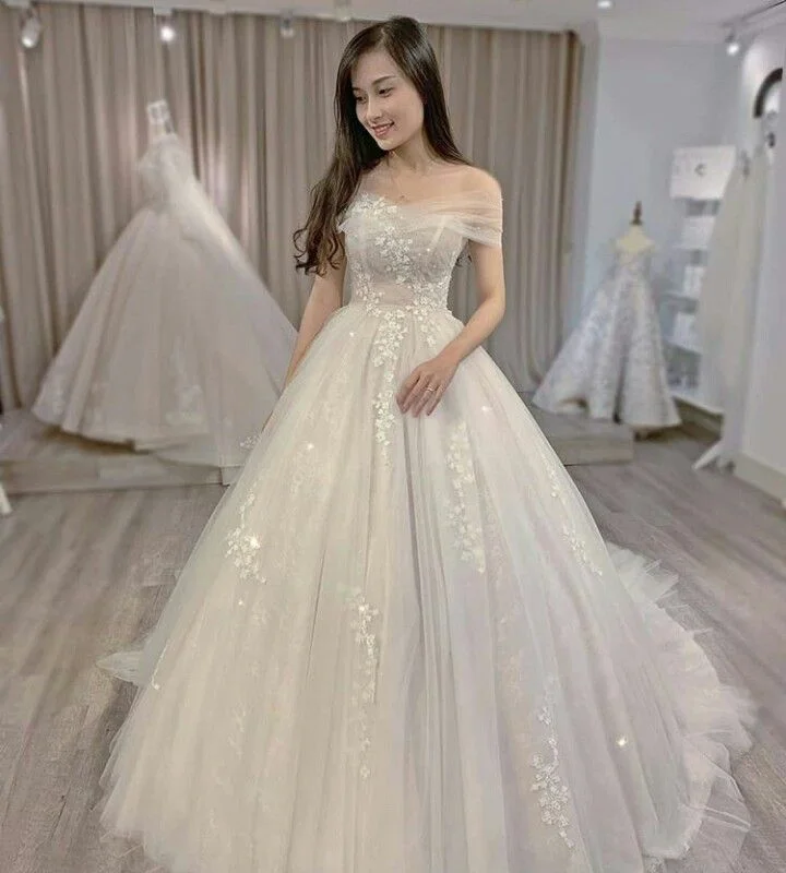 Comfortable Women's Apparel A Line Off Shoulder Long Wedding Dresses A Line Tulle Bridal Gown        S6366